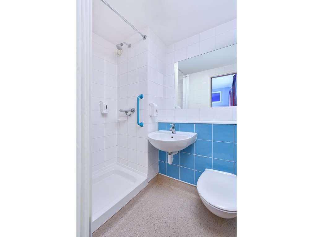 Travelodge Birmingham Central Broadway Plaza Номер фото