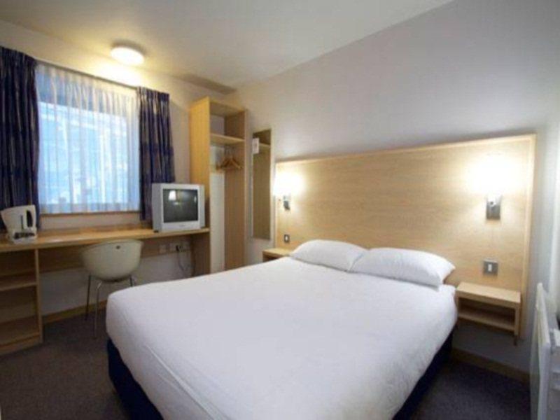 Travelodge Birmingham Central Broadway Plaza Экстерьер фото